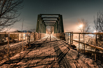 stary most kolejowy po którym teraz biegnie ścieżka rowerowa, Żelazny Szlak Rowerowy, Jastrzębie Zdrój na Śląsku w Polsce zimą w nocy - obrazy, fototapety, plakaty