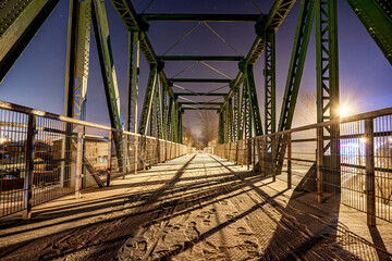 stary most kolejowy po którym teraz biegnie ścieżka rowerowa, Żelazny Szlak Rowerowy, Jastrzębie Zdrój na Śląsku w Polsce zimą w nocy