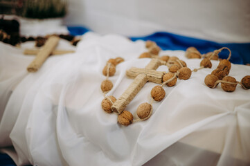 Różaniec stworzony z orzechów słoskich