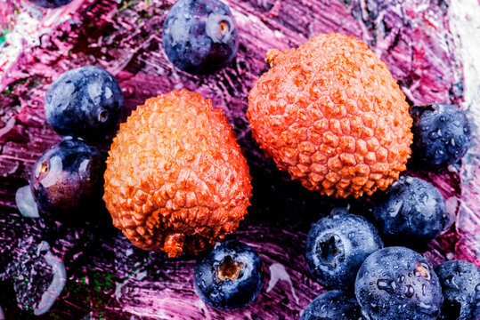 Litschiers und Blaubeeren