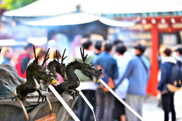 浅草浅草寺の手水場の竜の形をした蛇口