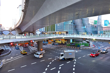 渋谷246と明治通り交差点の歩道橋からの風景
