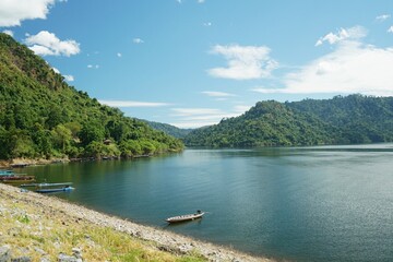 pictures of dams in Thailand It consists of water bodies and mountains.