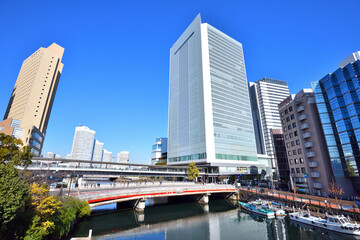 大岡川水面に映り込む横浜のビル群
