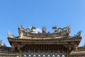 Fototapeta premium Double dragons on the roof of Chinese temple.