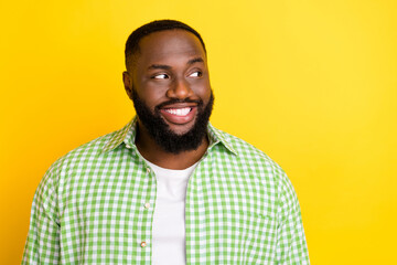 Obraz premium Photo of satisfied glad person toothy smile look interested empty space isolated on yellow color background