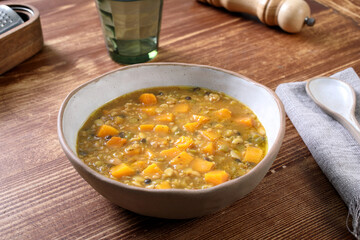 zuppa con zucca gialla e cereali