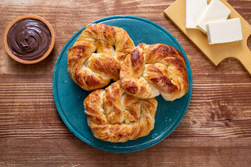 dolci croissant con cioccolata e burro