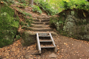Steile Treppen führen von der Altstadt der Stadt Königstein in Sachsen  auf die Festung...