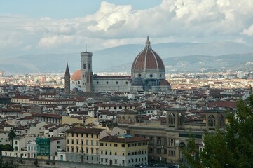 Fototapeta na wymiar La Cattedrale di santa Maria del Fiore con la sua cupola del Brunelleschi e il campanile di Giotto vista dalla collina di piazzale Michelangelo