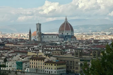Deurstickers La Cattedrale di santa Maria del Fiore con la sua cupola del Brunelleschi e il campanile di Giotto  vista dalla collina di piazzale Michelangelo © Tullio