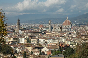 Fototapeta na wymiar veduta dalla collina di Firenze con in prima vista le opere storiche più alte del centro storico