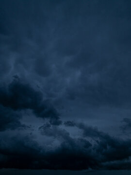 Cielo buio con nubi prima della pioggia