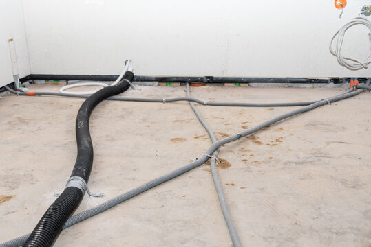 Kunststoffrohre und Stromkabel - Baustelle