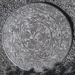 cercle gravé dans la pierre posé sur le sol