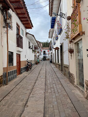 Fototapeta na wymiar narrow street in the old town of Cuzco