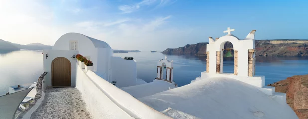 Foto op Plexiglas Romantische stijl witte belforten eiland Santorini, Griekenland