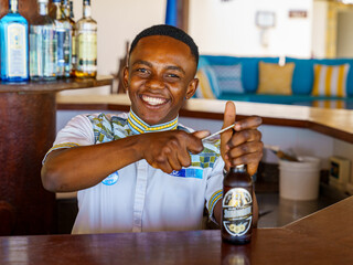 Fototapeta Zanzibar Barman w pubie otwiera piwo obraz