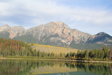 Fototapeta na wymiar lake and mountains, Jasper National Park, Alberta