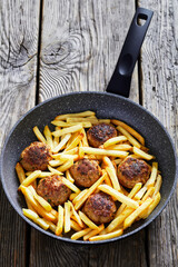 Vitoulet, hot Belgian meatballs with french fries