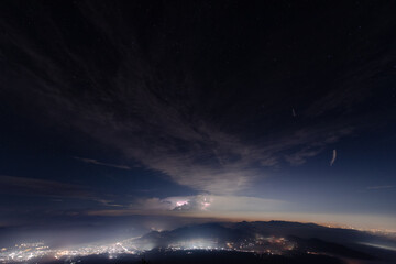 富士山から望む夜景と雷雲