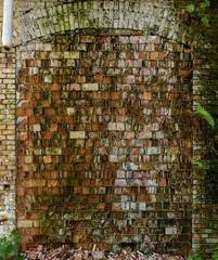 Unregelmäßig strukturierte Ziegelsteinmauer in einer alten Fabrik
