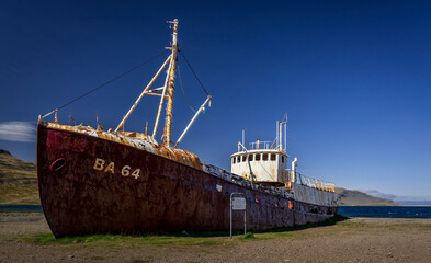 Wreck of the whaling sheep BA 64 - the oldest steel ship in Iceland - obrazy, fototapety, plakaty