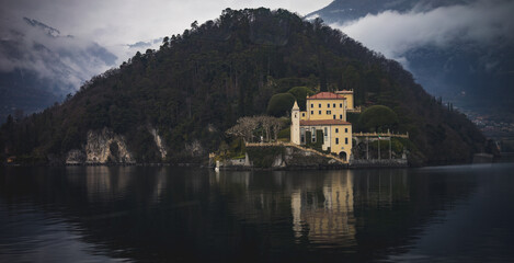 Fototapeta na wymiar Vibrant buildings on the edge of the shore of Lake Como in Italy during the winter/spring months.