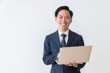 パソコンを見るビジネスマン