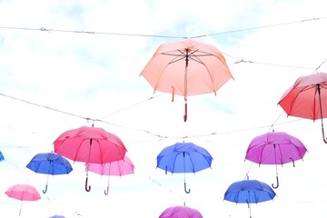 Obraz premium Colorful umbrellas background. Colorful umbrellas in the sky. cafe decoration.