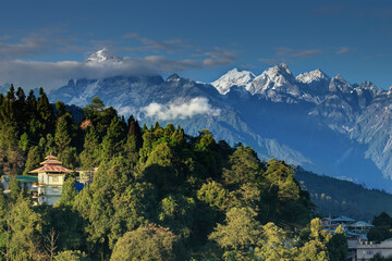 Prachtig uitzicht op de Himalaya-bergen in Ravangla, Sikkim. De Himalaya is de grote bergketen in Azië met meer dan 50 toppen, waarvan de meeste het hoogst zijn, inclusief de Mount Everest.