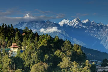 Fotobehang Kangchenjunga Prachtig uitzicht op de Himalaya-bergen in Ravangla, Sikkim. De Himalaya is de grote bergketen in Azië met meer dan 50 toppen, waarvan de meeste het hoogst zijn, inclusief de Mount Everest.