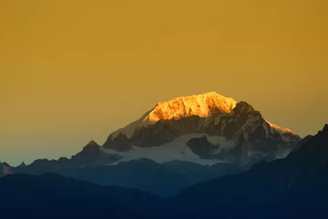Photo sur Plexiglas Kangchenjunga Beautiful first light from sunrise on Mount Kanchenjugha, Himalayan mountain range, Sikkim, India. Orange tint on the mountains at dawn