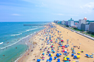 Aerial view of a crowded beach at the Virginia Beach ocean front looking south - obrazy, fototapety, plakaty