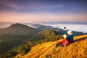 Fototapeta na wymiar The lover hiking on high mountains and sea of mist . Doi Pui Ko, Mae Hong Son Province, Thailand.