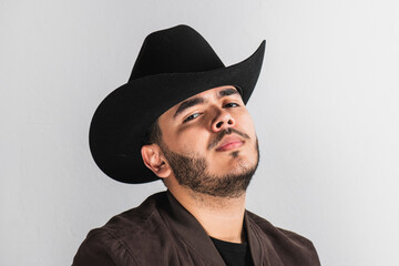 Joven latino con sombrero y barba , piel morena claro con bigote