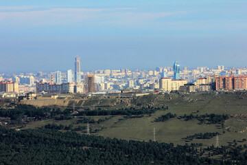 Fototapeta na wymiar The beautiful city of Baku on the edge of the mountain.