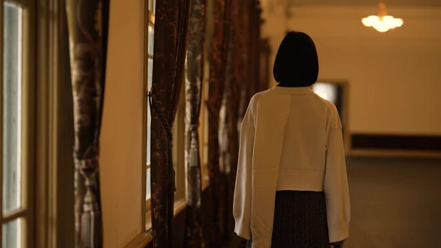 レトロな建物を散策する女性