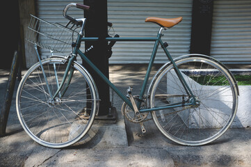 Fototapeta na wymiar Bicicleta vintage con canastilla estacionada en la colonia Roma Norte de la Ciudad de México