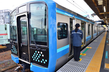 JR相模線寒川駅で上り電車を待つ車両