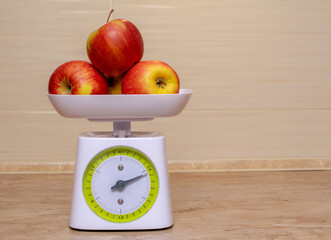 apples on a scale pointer