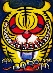 ネズミと捕らえて喜んでいるヤンチャなトラ猫。