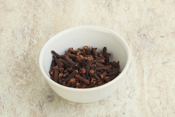 Dry Clove aroma in the bowl