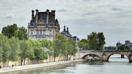 Fototapeta na wymiar sur les bords de la seine à Paris et les grands monuments
