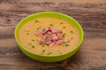Peas cream soup with smoked ribs