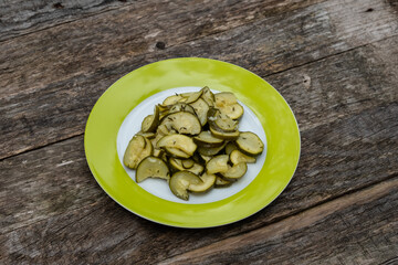Zucchini Salat auf einem grünen Teller