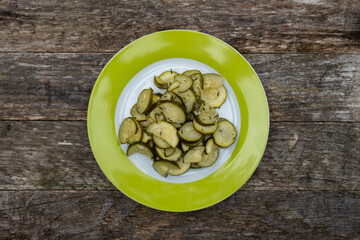 Zucchini Salat auf einem grünen Teller