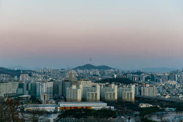 The always beautiful scenery of downtown Seoul fascinates people.