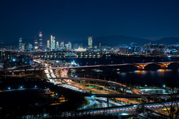Fototapeta na wymiar The always beautiful scenery of downtown Seoul fascinates people.