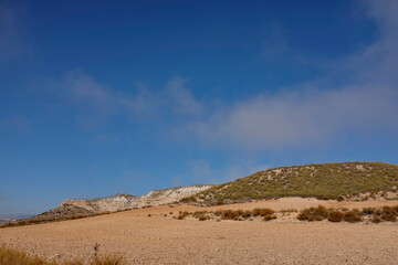 Paysage de montagne dans la brume matinale.